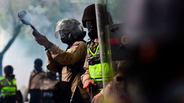 Policía lanzando gas lacrimógeno contra manifestantes esta semana en Venezuela.