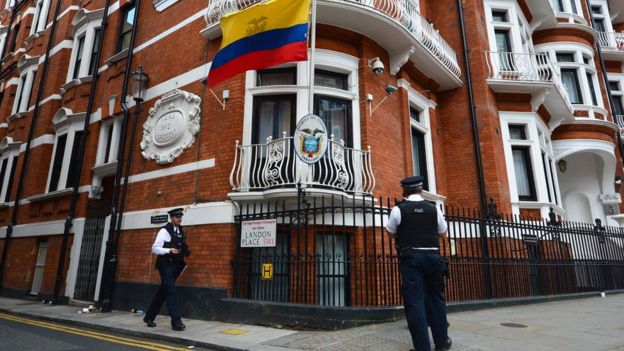 PolicÃ­a britÃ¡nica frente a la embajada de Ecuador en Londres