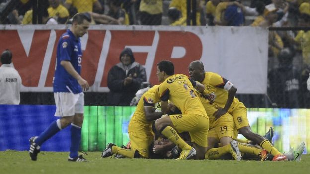 Jugadores de América celebran su gol