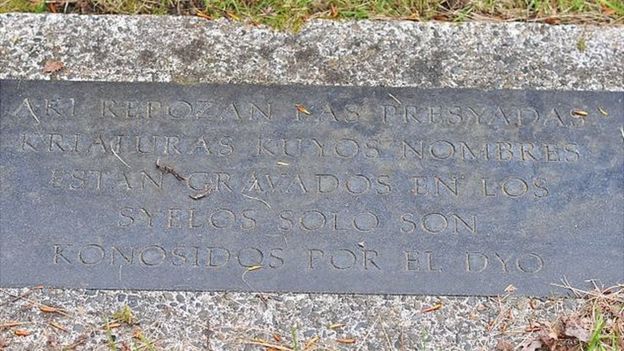 Placa en ladino de la sección para niños que nacieron muertos o murieron a las pocas horas del Cementerio Histórico Sefardí de Seattle, en Estados Unidos. Reza: 