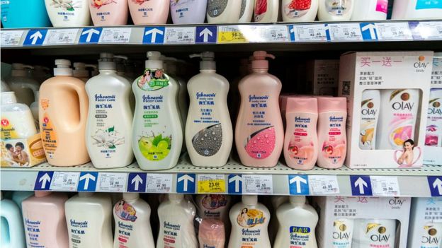 Productos de Johnson and Johnson en un supermercado en China.