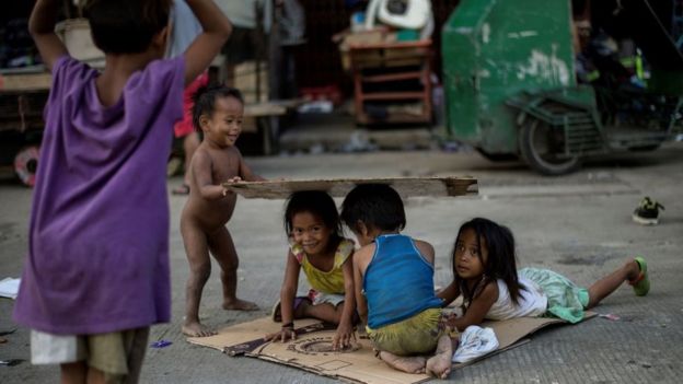 Crianças sem-teto em Manila, março de 2017