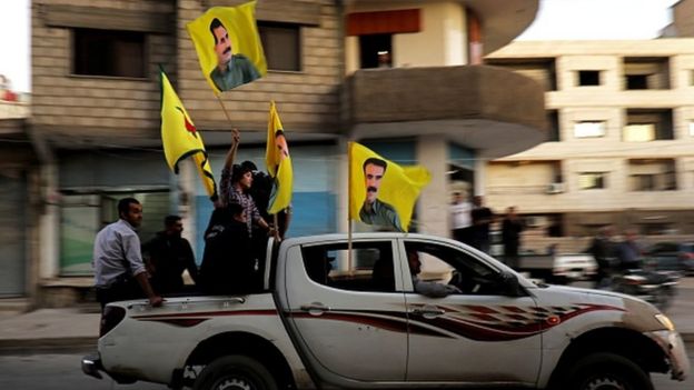 Kamışlı'da Öcalan bayraklı YPG destekçileri
