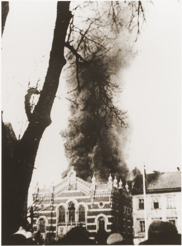 sinagoga incendiada na antiga Tchecoslováquia