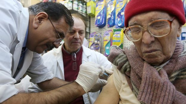 Una mujer es vacunada contra la gripe en Nueva York.