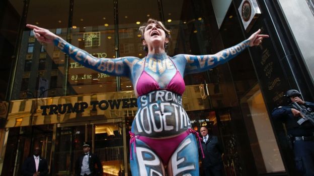 Mujer protesta contra Trump frente a la torre Trump en Nueva York.