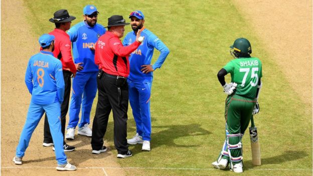 Virat Kohl argues with judge