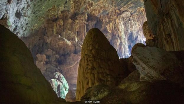Tỉnh Quảng Bình ở Miền Trung Việt Nam là nơi có hàng trăm hang động đá vôi, mà mỗi năm lại phát hiện ra những hang mới.