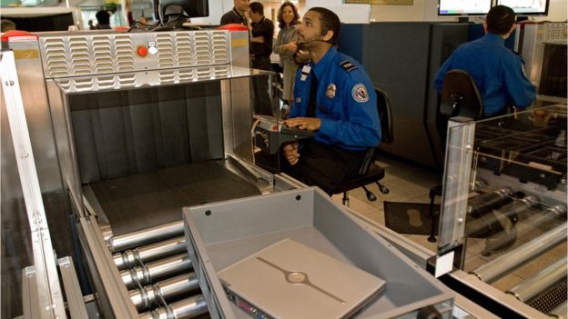 Un funcionario de un aeropuerto estadounidense verifica el equipaje en un aeropuerto.