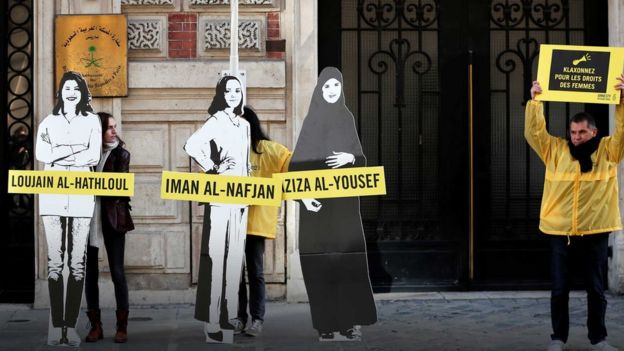 Mujeres protestando frente a una embajada saudita.
