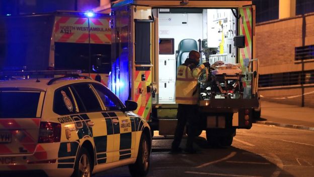 Manchester'da yaralının kaldırıldığı ambülans görülüyor
