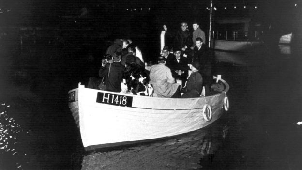 Un barco llevando a judíos daneses a Suecia, en 1943.