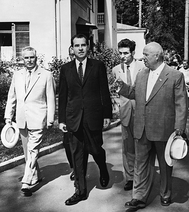 Jruschov y Nixon caminando