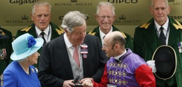 The Queen with trainer Sir Michael Stoute and jockey Olivier Peslier