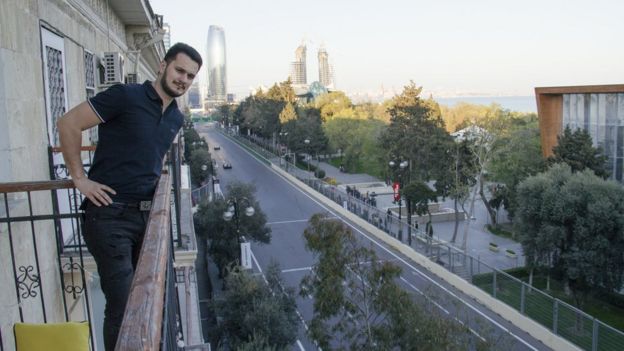 Arif Zeynalov özünü evə vaxtında çatdırıb ki, balkonundan Formula 1 yarışının finalına tamaşa etsin