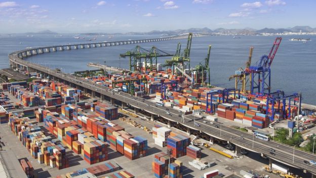 Imagem mostra diversos contêineres para exportação, no porto do Rio de Janeiro