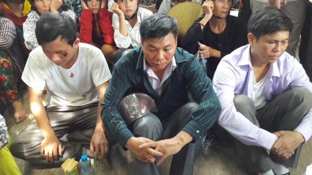 Ba trong bốn đối tượng bị người dân bắt giữ do nghi ngờ trà trộn gây hỗn loạn