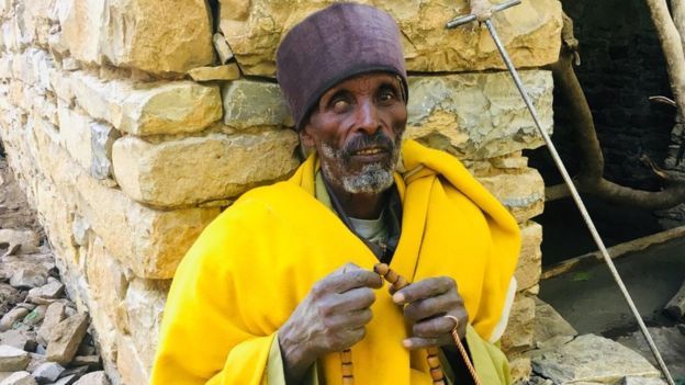 ለአሥራ ስድስት ዓመታት መንነው በቤተ ክርስቲያኗ የሚኖሩት የ82 ዓመቱ የዕድሜ ባለፀጋ አባ ገብረሥላሴ