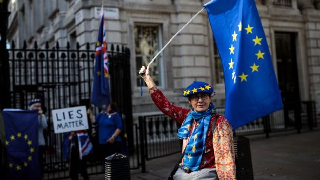 Bugünkü kabine toplantısı sırasında tekrar referandum yapılmasını talep eden Brexit karşıtları Başbakanlık önünde gösterilerini sürdürüyorlardı