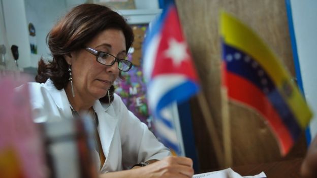 Miles de mÃ©dicos cubanos llegaron a Venezuela a travÃ©s del convenio de petrÃ³leo por servicios profesionales.