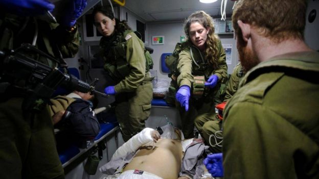 مصاب سوري داخل سيارة اسعاف تابعة للجيش الاسرائيلي