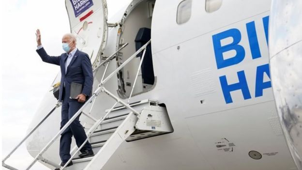 U.S. Democratic presidential candidate Joe Bide waves as he arrives to campaign in Erie, PA, U.S., October 10, 2020.