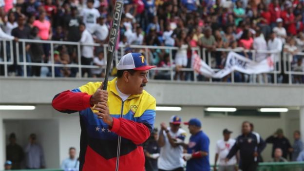 Maduro jugando al beisbol el domingo pasado.
