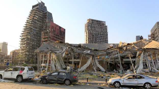 Edificios y coches daados por la explosin