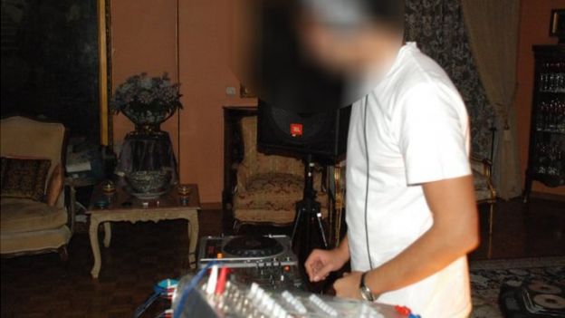 Un DJ pone música en una fiesta en Teherán.