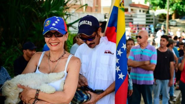 Fila en un punto de votación en Caracas