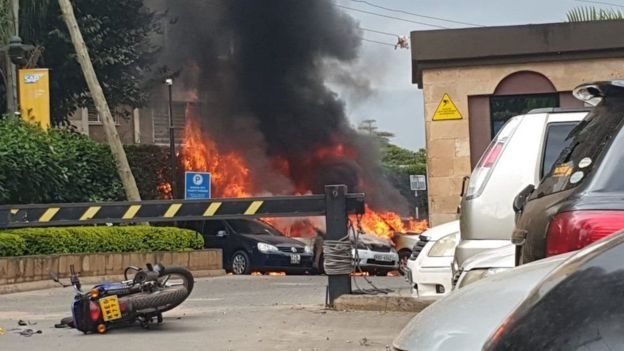 Magari yashika moto wakati wa shambulio la Hoteli ya kifahari ya Dusit D2 iliopo katika eneo la Riverside jijini Nairobi.