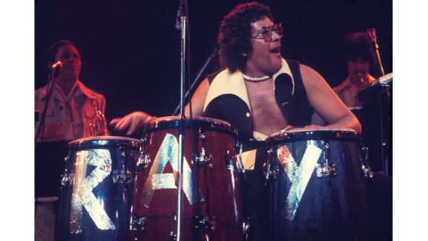 Ray Barreto durante un concierto en 1976.