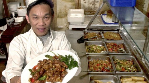 Cocinero chino enseña su plato