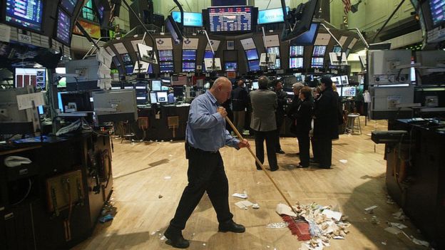 Wall Street durante la gran crisis. Hombre limpiando