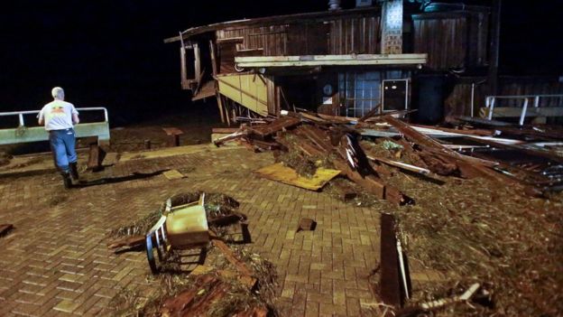 Un bombero de Cedar Key, Florida, ante los destrozos provocados por el huracán Hermine.