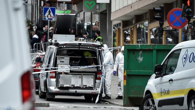 Autoridades investigan el lugar donde sucedió un atentado en Estocolmo, en abril de 2017