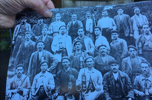 Una foto antigua de mineros asturianos