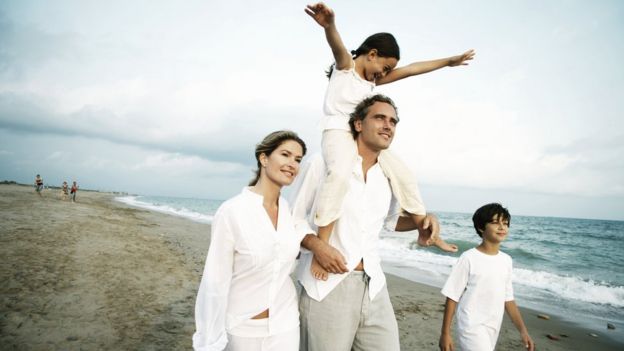 Familia vestida de blanco.