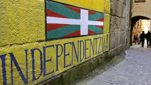 Muro com frase a favor da independência regional