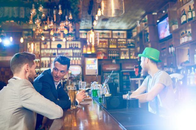 Homens conversando em um pub