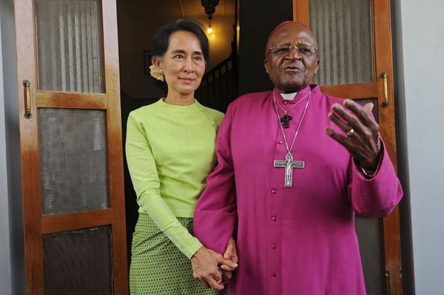 Aung San Suu Kyi y Desmond Tutu el 26 de febrero de 2013 en Rangún, Myanmar.