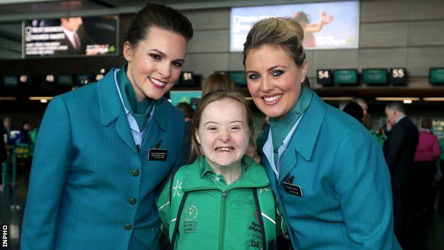 Dearbhail Savage (centre) with Aer Lingus cabin staff Lisa Jane Dorman and Claire Teehan at Dublin Airport last Tuesday