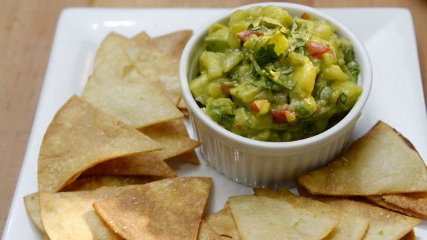 El guacamole con totopos es una de las botanas más consumida durante el Super Bowl.