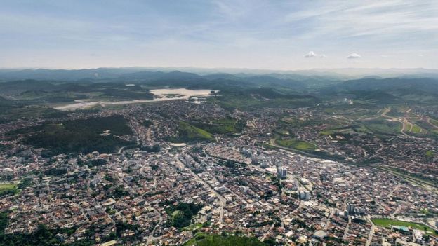 Foto da cidade de Itabira com a barragem do Pontal ao fundo