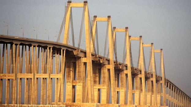El puente General Rafael Urdaneta que cruza el Lago de Maracaibo, en Venezuela, también fue diseñado por el ingeniero Riccardo Morandi.