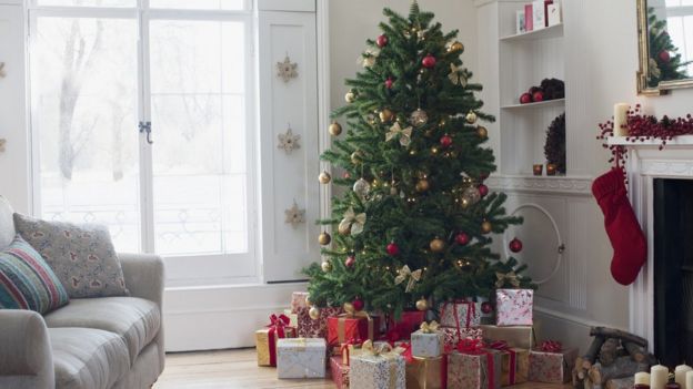 Um árvore de Natal com presente à volta
