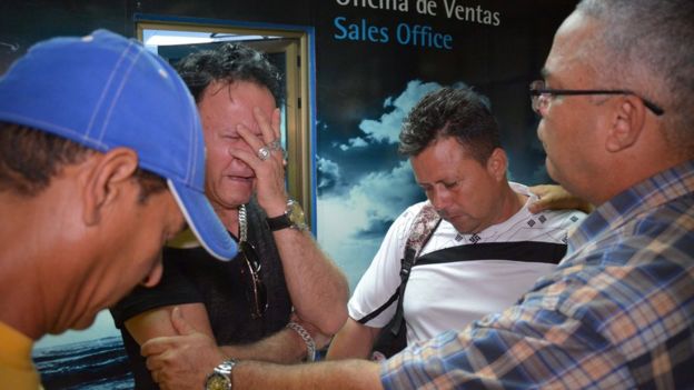 Familiares de los allegados en el aeropuerto de Holguín.