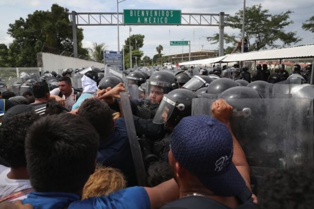 Bajo el cartel de bienvenidos a México.