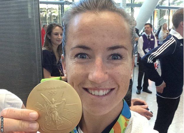 Maddie Hinch with her Olympic gold medal at Heathrow Airport