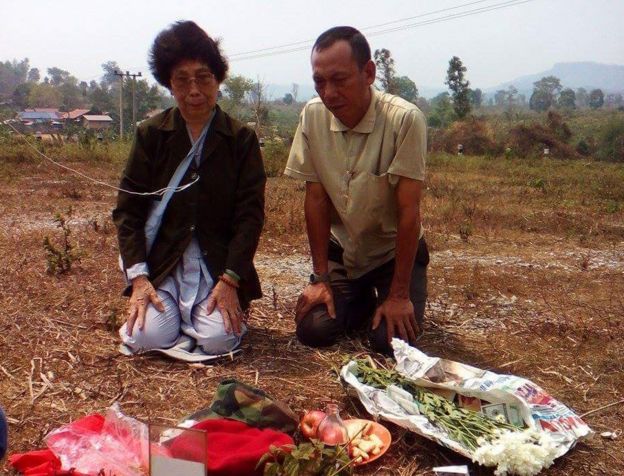 Bà quả phụ và con trai đi kiếm hài cốt Đại úy Nguyễn Văn Đương trên đồi 31 ở Lào